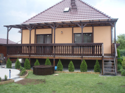 Zastřešení dřevěné terasy a instalace balkonového zábradlí