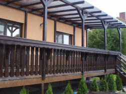 Balkonové zábradlí bylo v horní části zakončeno dřevěnými truhlíky na pelergónie