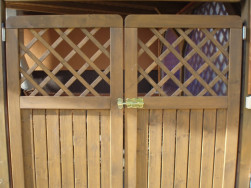 Dvoukřídlá dveře do pergoly jsme vyrobili z upravených zástěn Praktik