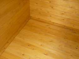 Do zahradního domku jsme doplnili palubkovou podlahu, kterou jsme po obvodu začistili dřevěnou lištou