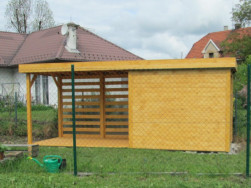 Na zadní stranu přístřešku jsme připevnili komůrkový polykarbonát který zabrání proudění vzduchu