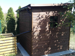 Na boční straně má kůlna jedno okno, které se neotevírá