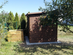 Zadní stranu pultové střechy jsme zakončili plastovým okapovým setem