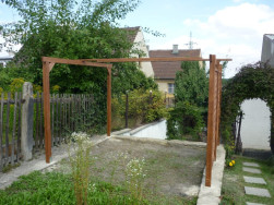 Pergola i vsazené mříže jsme vyrobili z dokonale vysušeného  smrkového dřeva