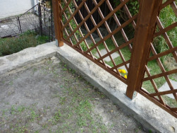 Pergolové stojky jsme do betonového základu kotvili na kovovou patku Y