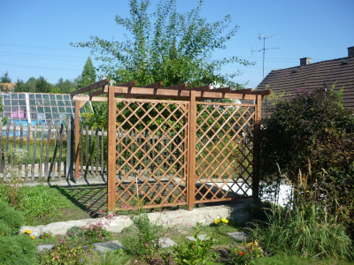 Nezastřešená dřevěná pergola doplněná ozdobnou mříží