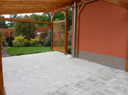Pergola je kotvena na několika místech do stěny domu za pomoci závitových tyčí a chemické malty