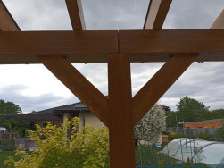 Na zastřešení pergoly jsme použili plný, čirý polykarbonát o síle 10 mm