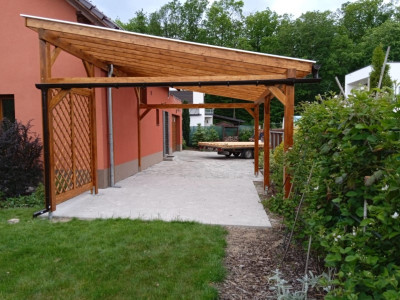 Pergola doplněná mříží a kotvená do zateplené zdi novostavby