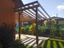 Na kotvení pergoly jsme použili několik typů kování