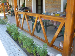 Povrchová úprava byla volena ve stejném odstínu jako původní pergola