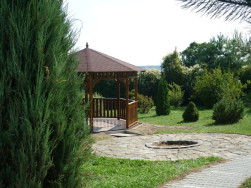 Zahradní altán VL 45 Exclisiv s dřevěnou podlahou jsme montovali na štěrkové podloží