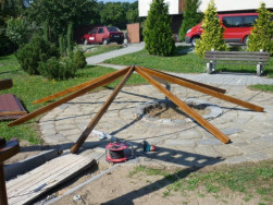 Nosná konstrukce střechy altánu  je sestavena, po té připevněna na stojky altánu