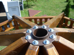 Robustní šroubovaná konstrukce střechy snese velké zatížení