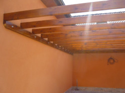 Pozednici nezastřešené pergoly jsme do zdi domu kotvili na závitovou  tyč a chemickou maltu