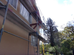 Montáž jednotlivých podpěr samonosného balkonu