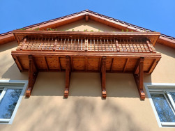 Po obvodu dřevěného zábradlí jsme instalovali balkonový truhlík