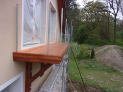 Podlaha balkonu byla vyrobena z terasového prkna s oboustranným drážkováním