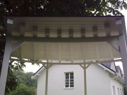 Pergolu jsme povrchově ošetřili krycí bílou barvou Xyladecor Oversol