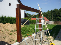 Mohutné pergolové stojky kotvené na  ocelové patky