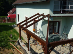 Kotvení pozednice jsme provedli na spodní hraně balkonu