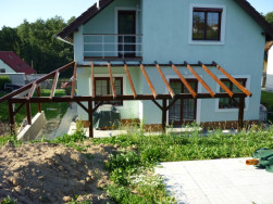 Dřevěnou pergolu bez zastřešení jsme kotvili do betonové zídky