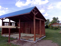Na palubkové podbití střechy je položena izolační folie
