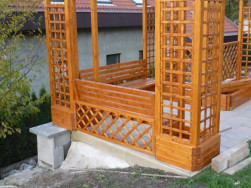 Spodní část pod lavičkou jsme doplnili ozdobnou mříží s okem nakoso