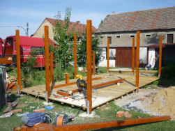 Podlahu podlouhlé pergoly jsme položili na rošt z impregnovaných hranolů