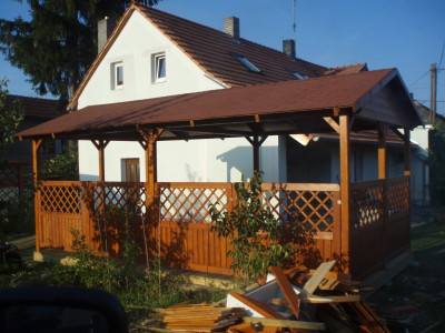 Dřevěná pergola doplněna dělícími stěnami Praktik
