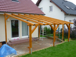 Příčná ráhna o průřezu 4,5 x 7 cm jsme v přední části zakončili úkosem