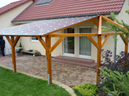 Hlavní část pergoly byla pokryta komůrkovým polykarbonátem