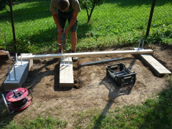 Po připevnění podlahových úchytů jsme mohli začít se samotnou montáží