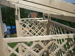 Detail pultové střechy přístřešku těsně před instalací palubkového záklopu