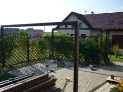 Stojiny zahradního altánu jsme kotvili do zatloukacích trnů mimo prostor  zámkové dlažby