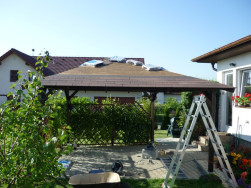 Asfaltový šindel se na střešní záklop připevní hřebíky do střešní krytiny