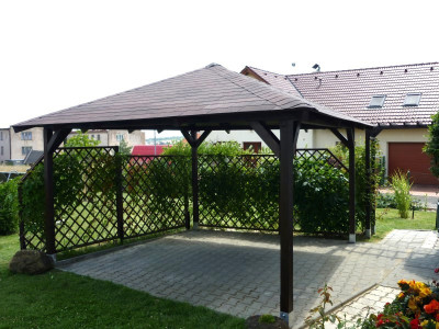 Zastřešený zahradní altánek kotvený do zatloukacích trnů