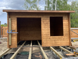 Na střešní záklop jsme použili 19 mm silnou smrkovou palubku