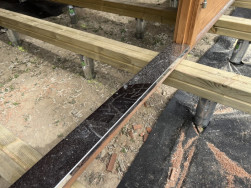 U chat které mají izolační zasklení oken a dveří se používá i kovový práh
