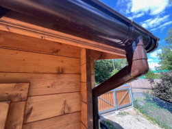 Strany sedlové střechy jsme doplnili plastovým okapem Lindab v hnědé barvě