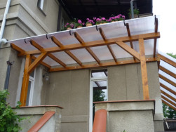 Stříška nad terasou bude doplněna o okapový set