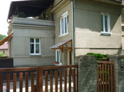 Stříška byla na zeď připevněna na chemickou kotvu a závitovou tyč