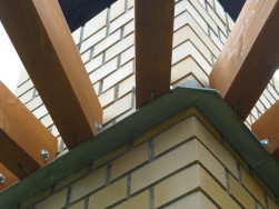 Detail uchycení pergolových ráhen na speciální kovový úchyt