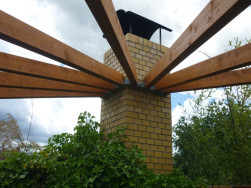 Kotvení jednotlivých ráhen vějířovité pergoly na krbovém komínu