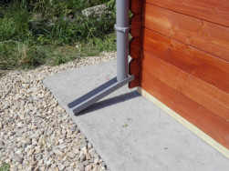 Odtok dešťové vody si zákazník vyvedl mimo betonovou plochu na které byl zahradní domek postaven