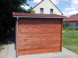 Na sedlovou střechu domku byl položen červený asfaltový šindel