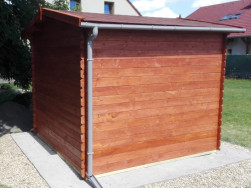Dřevěný domek na nářadí jsme povrchově ošetřili lazurou v odstínu teak