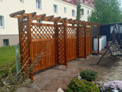 Zahradní pergolu Linda jsme rozměrově upravili a doplnili dřevěnými zástěnami