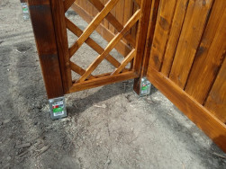 Pergolu jsme do podkladu kotvili na zemní vruty BAYO.S