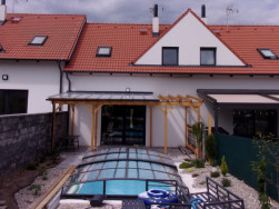 Hotovou pergolu jsme doplnili o okapový set šedé barvy